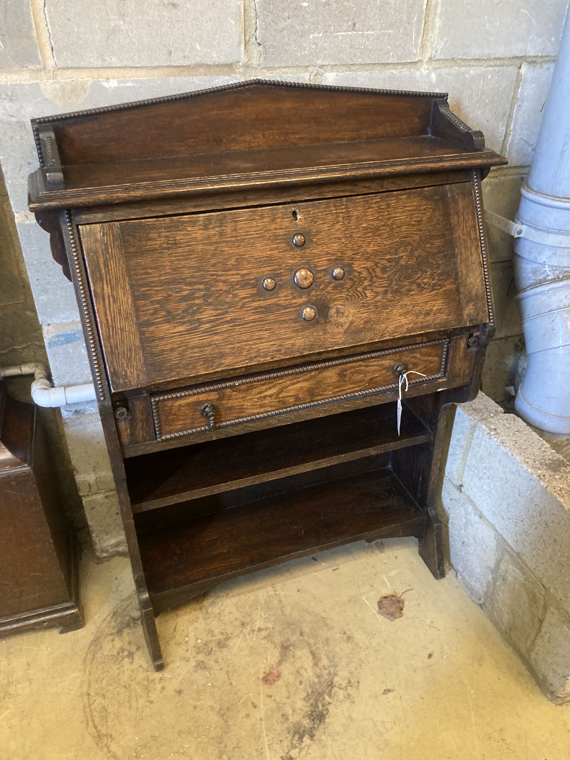 A 1920s oak bureau width 82cm, depth 31cm, height 112cm